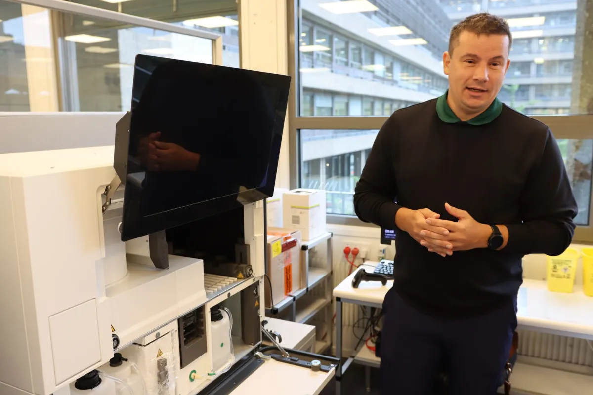 ILS-produktchef viser et Alegria 2-instrument frem på et hospitalslaboratorium